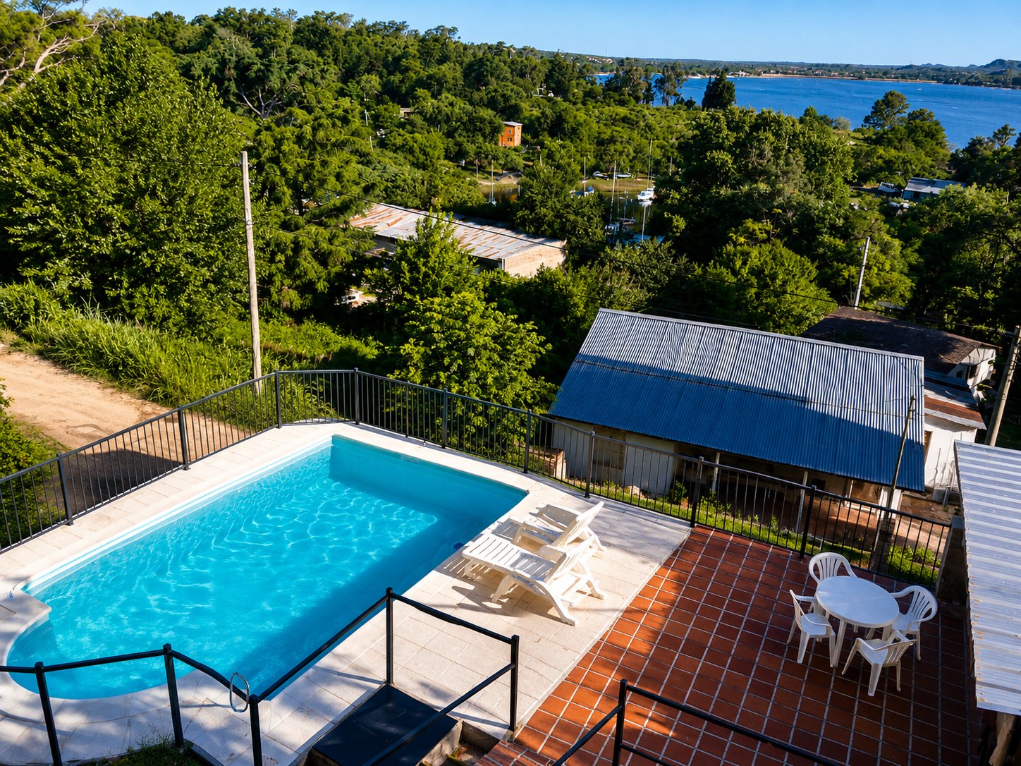 Fachada de las cabañas con pileta en La Rodolfina